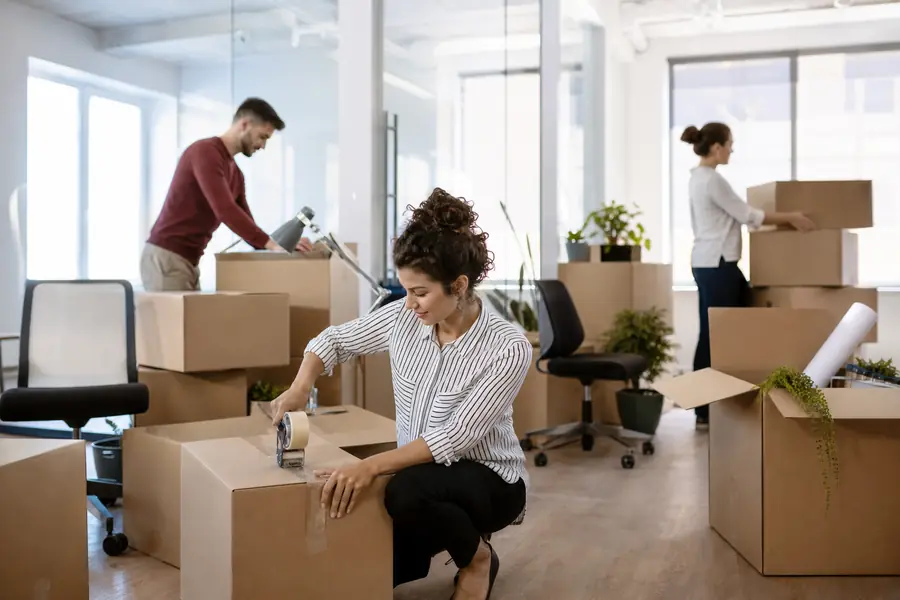 Ofis taşımacılığı için koli hazırlayan kişiler